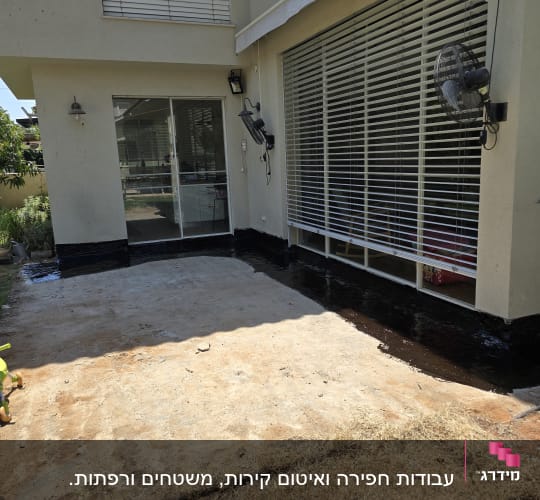 איטום קיר חיצוני עם חומר שחור